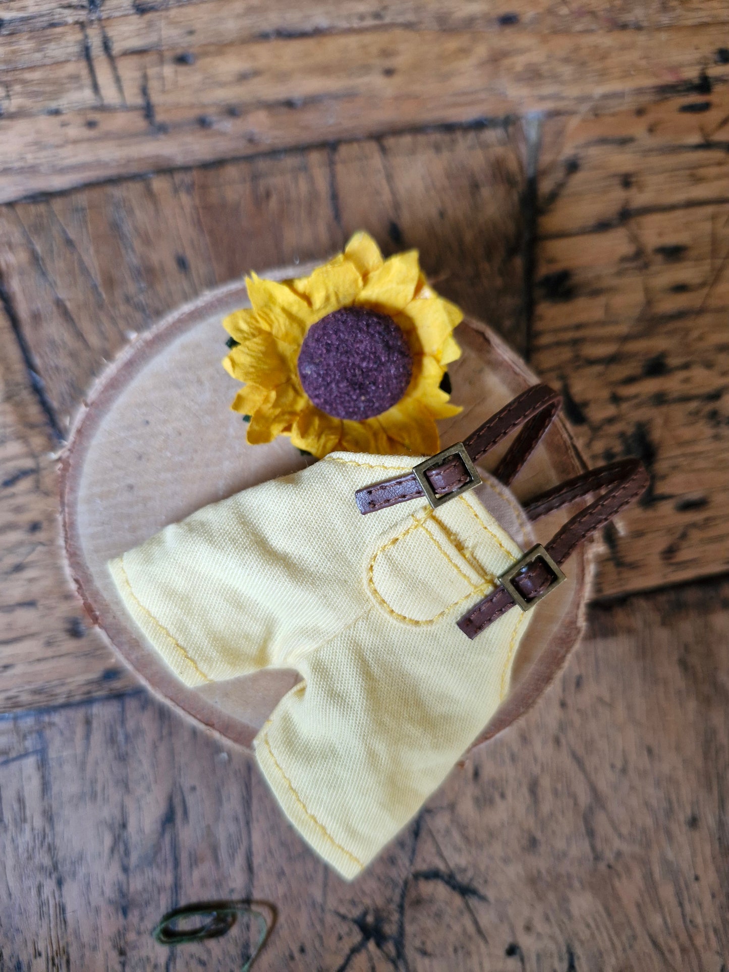 Miniatuur gele tuinbroek overal