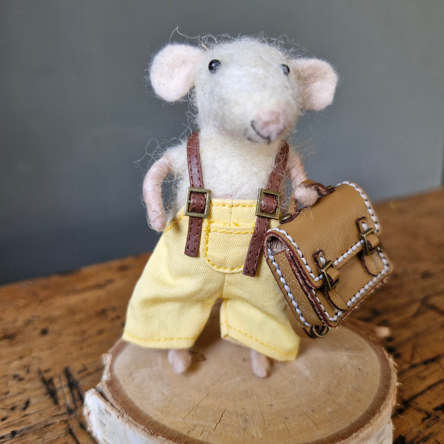 Miniatuur gele tuinbroek overal