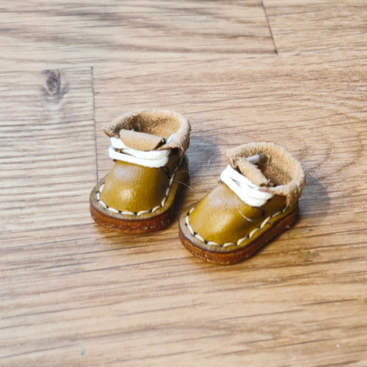Miniatuur bruine leren schoentjes met veters