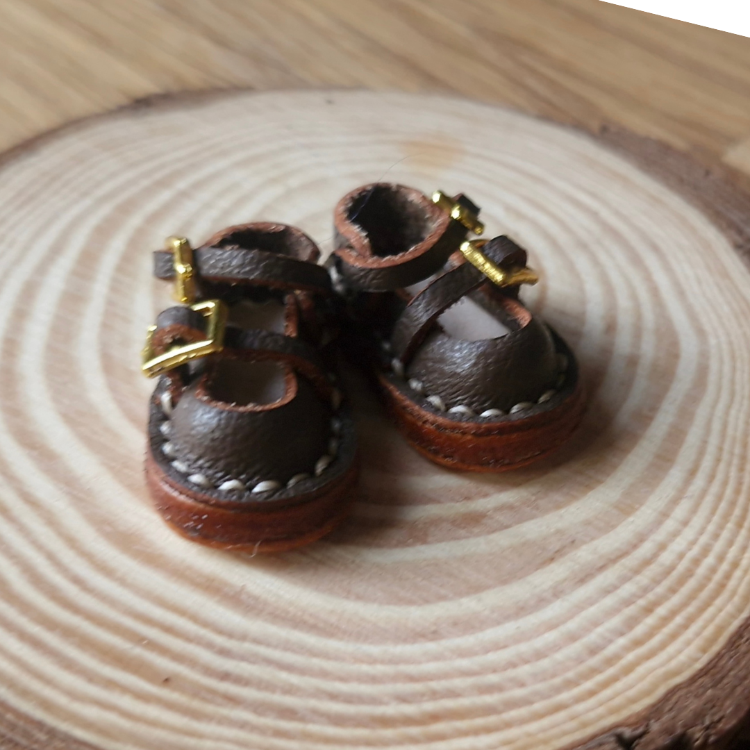 Miniatuur bruine schoentjes met gesp
