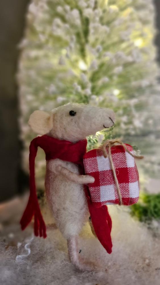 Christmas sunny needle felt mouse